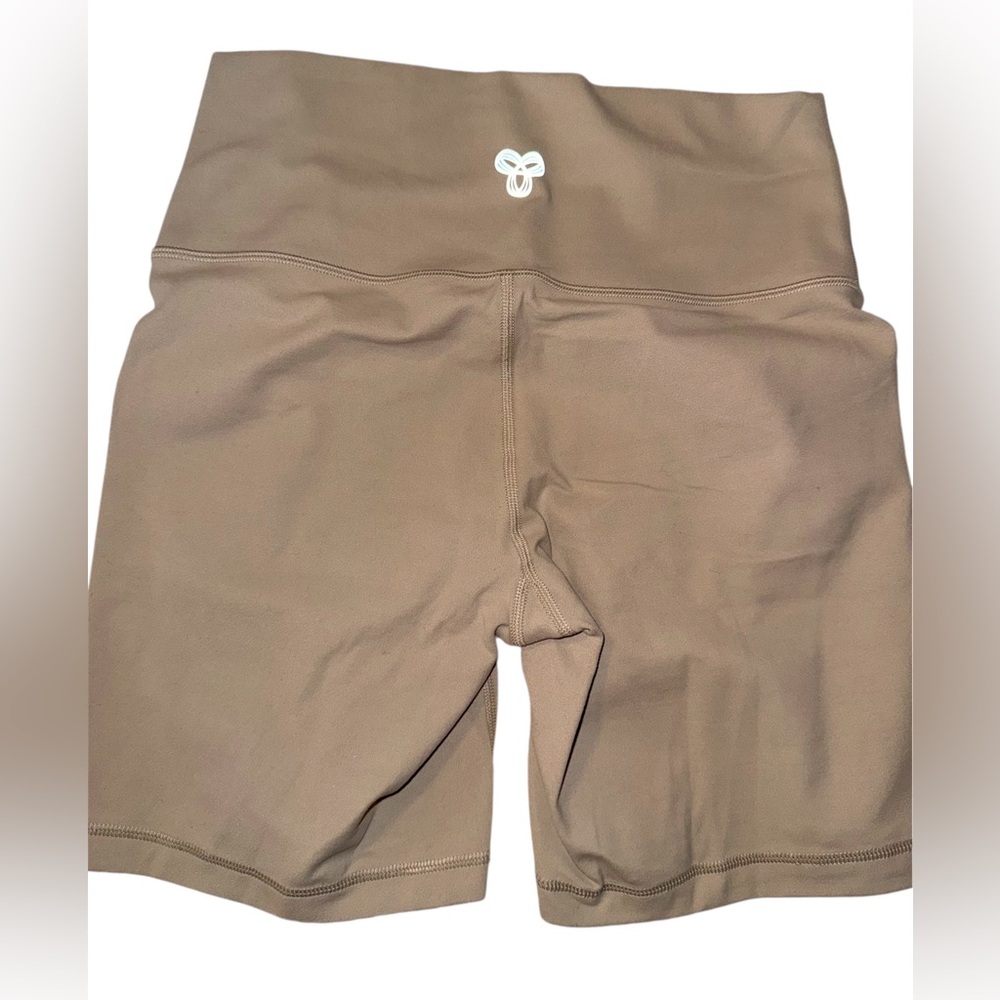 Aritzia TNA BUTTER Cheeky Hi-Rise 5” Short in Modern Taupe